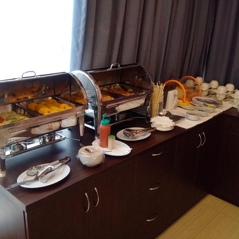 Hotel Royal Manado Esterno foto