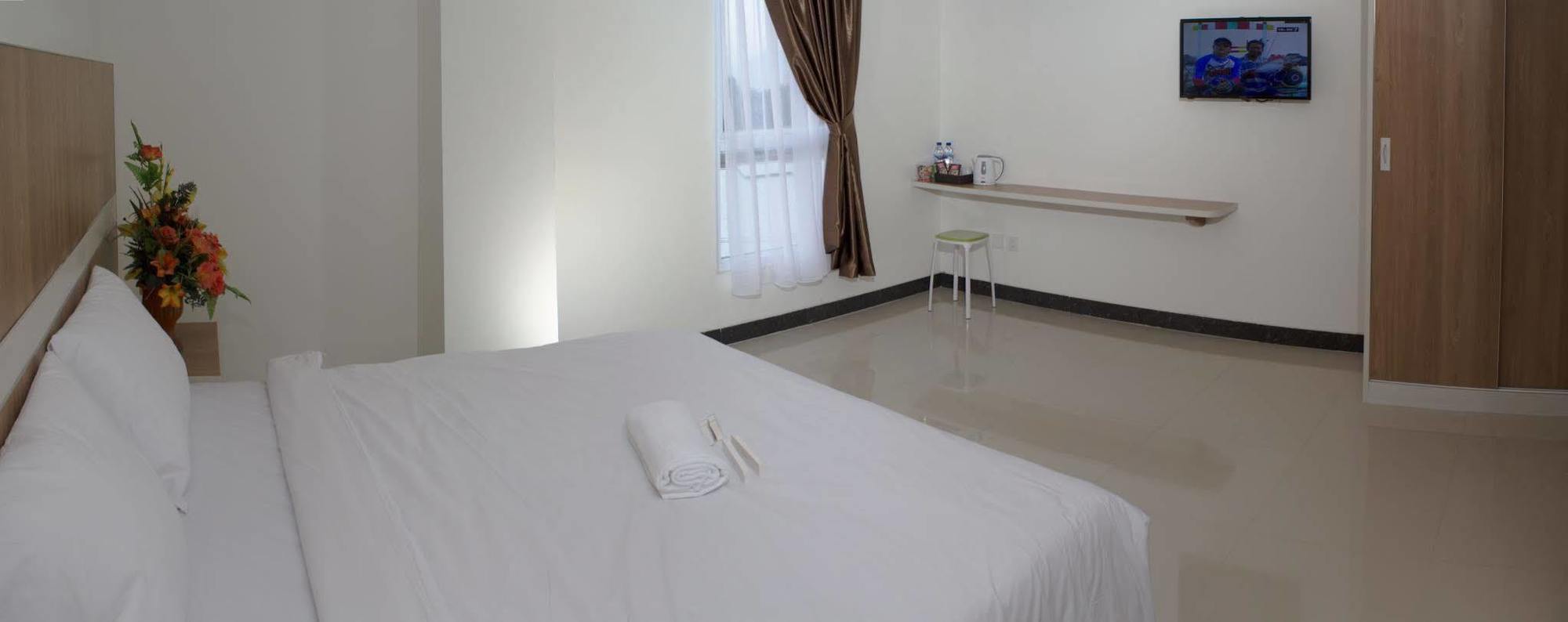 Hotel Royal Manado Esterno foto