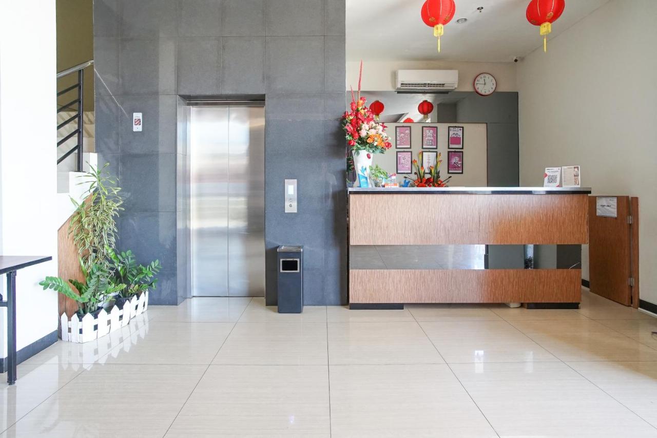 Hotel Royal Manado Esterno foto