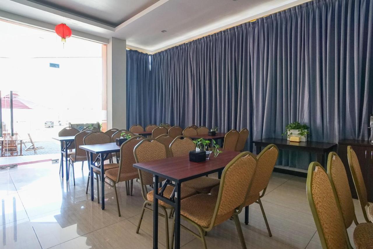 Hotel Royal Manado Esterno foto