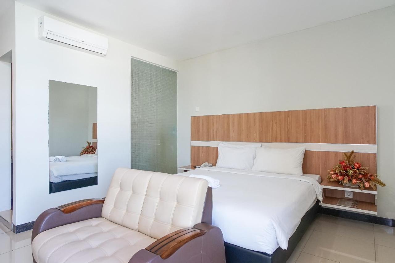 Hotel Royal Manado Esterno foto