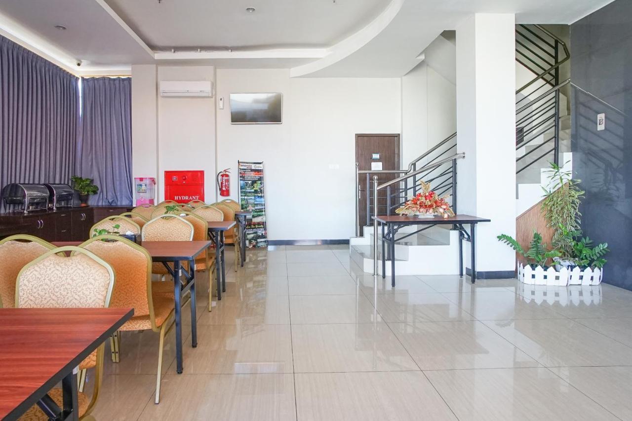 Hotel Royal Manado Esterno foto