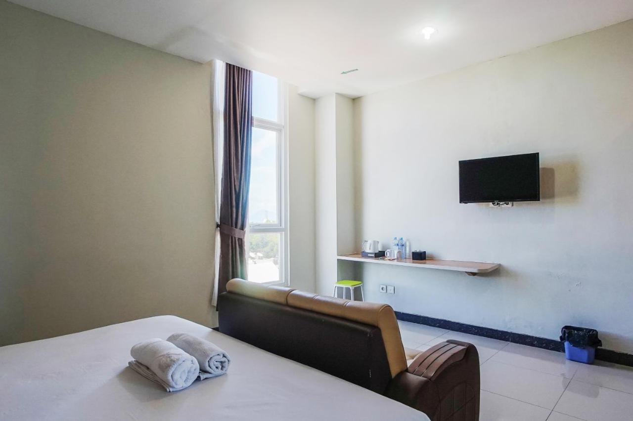 Hotel Royal Manado Esterno foto
