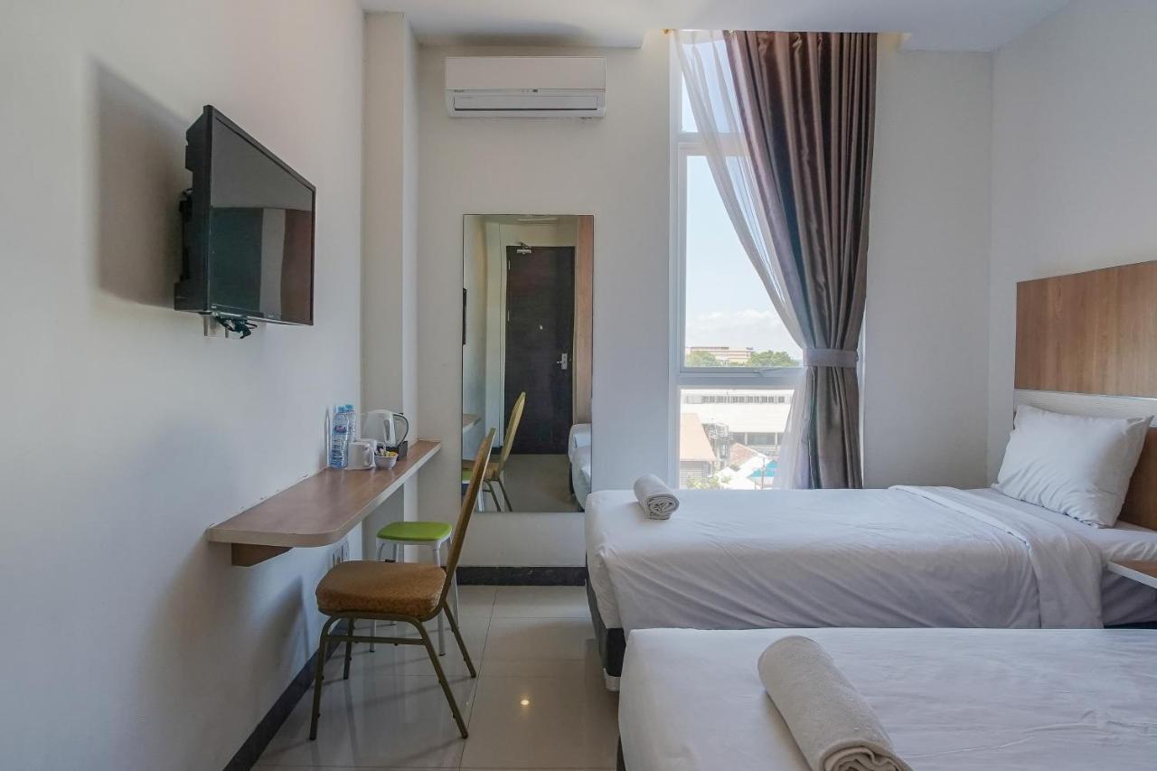 Hotel Royal Manado Esterno foto