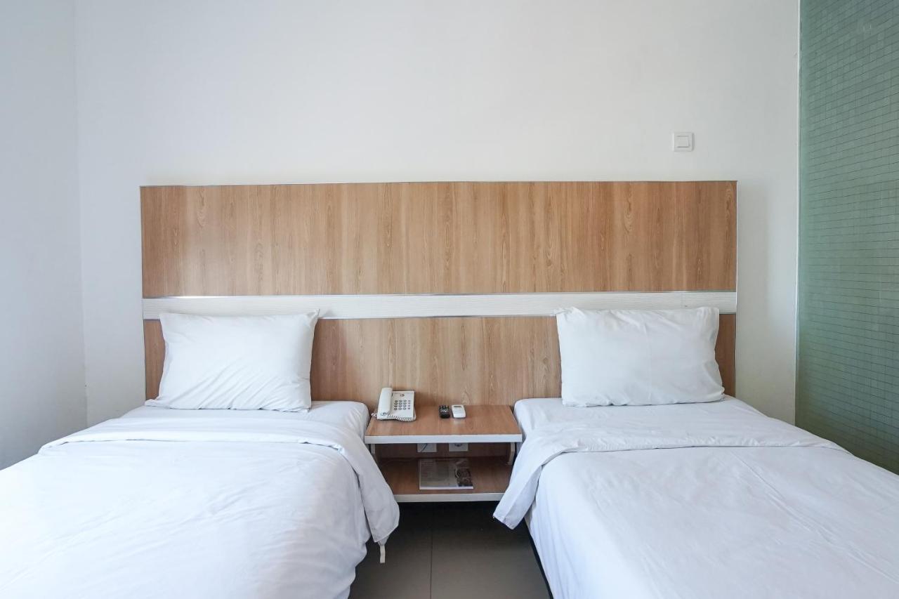 Hotel Royal Manado Esterno foto